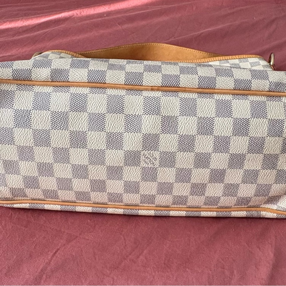 Louis Vuitton Gray and Tan Shoulder Bag with Iconic Design - Picture 5 of 11